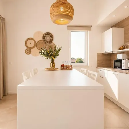 1 Bedroom Awesome In Appartement *